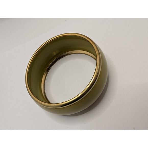 Vintage Wide Yellow Greenish Resin Bangle Bracelet Gold Tone Accent 1 in wide - Picture 3 of 5